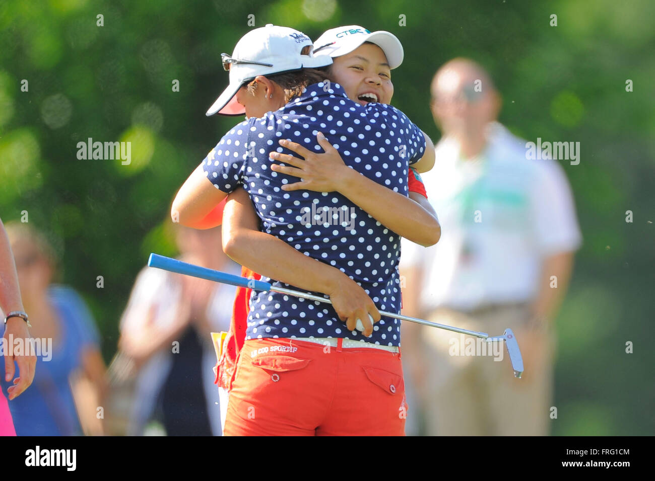 11. Mai 2014 - Greenwood, South Carolina, USA - Wei-Ling Hsu feiert Sieg der Symetra Tour selbst regionale Healthcare Foundation Womenâ€™ s Gesundheit Klassiker unter den Links am Stoney Point am 11. Mai 2014 in Greenwood, South Carolina... ZUMA PRESS/Scott A. Miller (Kredit-Bild: © Scott A. Miller über ZUMA Draht) Stockfoto