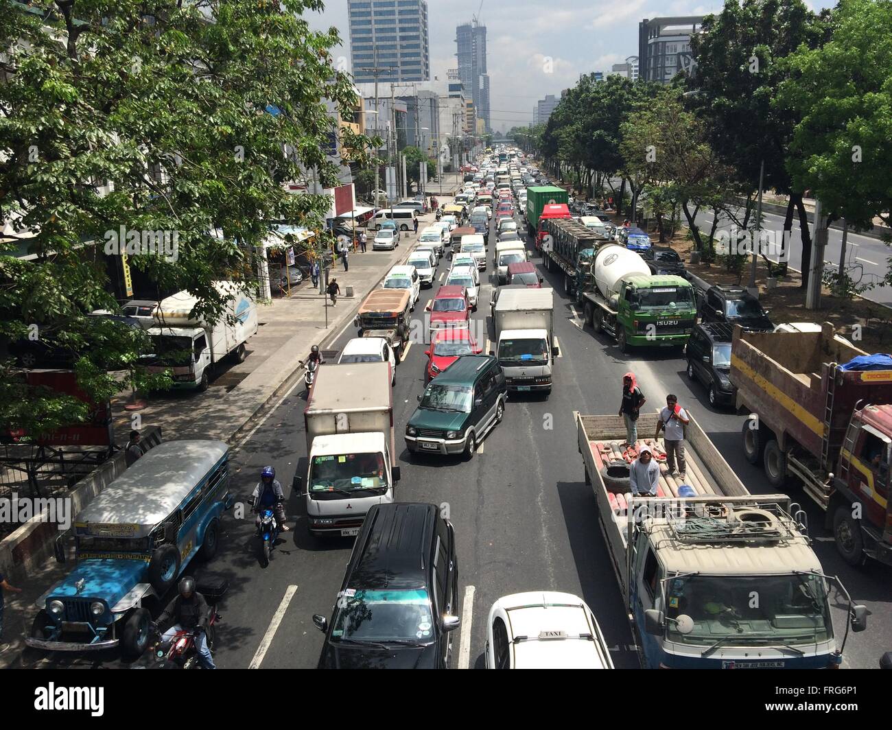 Quezon City, Philippinen. 23. März 2016. Schwerverkehr am Heiligen Mittwoch als philippinischen katholischen Gläubigen gehen nach Hause in ihre Heimatorte für ein langes Wochenende während Philippinen Gründonnerstag, Karfreitag Gedenken als arbeitsfreie Feiertage. © Sherbien Dacalanio/Pacific Press/Alamy Live-Nachrichten Stockfoto