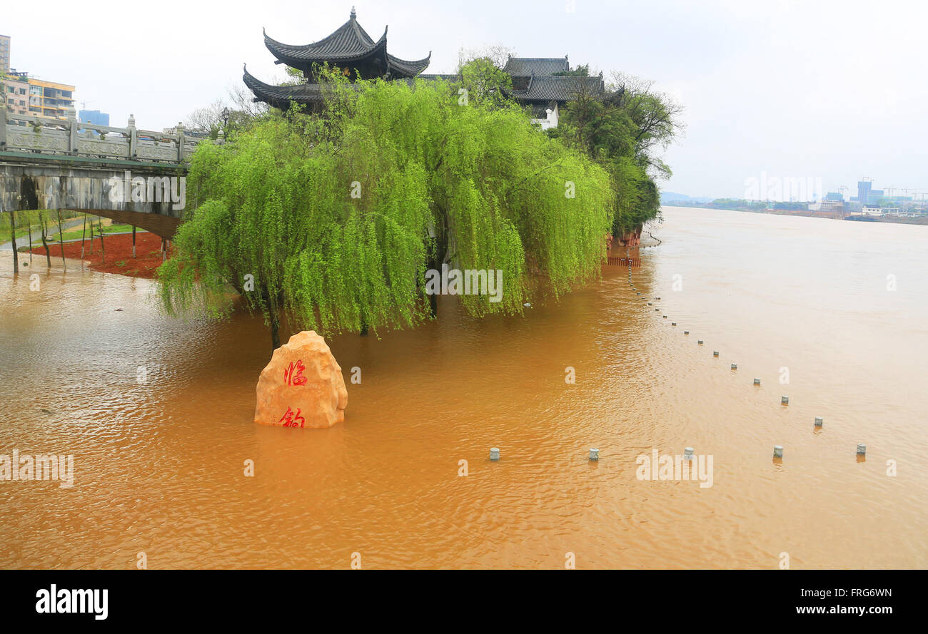 Hengyang, Chinas Hunan Provinz. 23. März 2016. Die Shigu-Akademie ist belagert von steigenden Wasser am Xiangjiang-Fluss in Hengyang Stadt, der südchinesischen Provinz Hunan, 23. März 2016. Peak-Wasserstand des Flusses Xiangjiang hat 54,8 Meter in Hengyang Segment durch sintflutartige Regenfälle in den vorgelagerten Bereichen erreicht. © Cao Zhengping/Xinhua/Alamy Live-Nachrichten Stockfoto