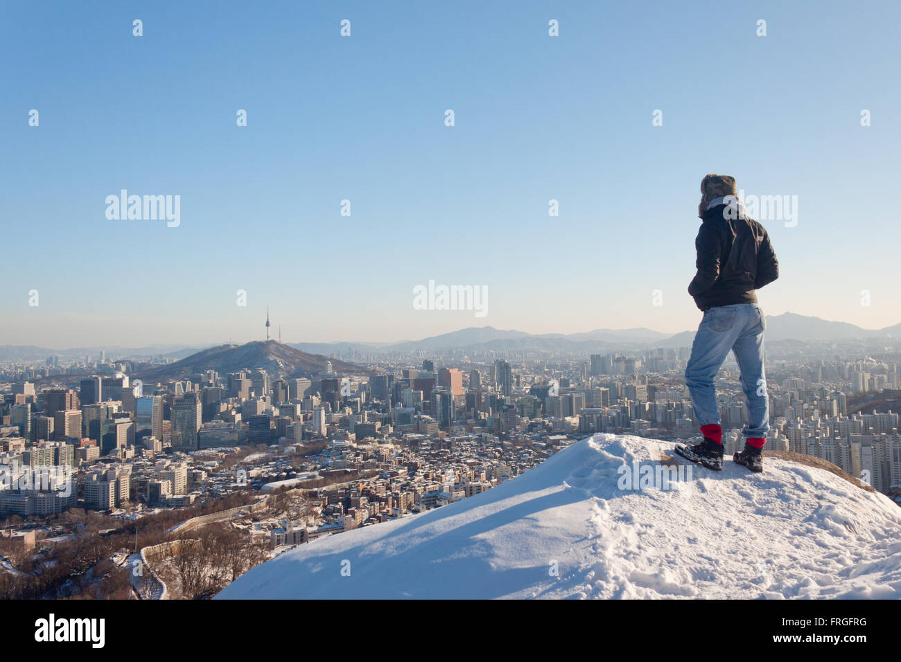 Wandern Mann stand auf einem Berg, Inwangsan, in Seoul, Südkorea  Stockfotografie - Alamy