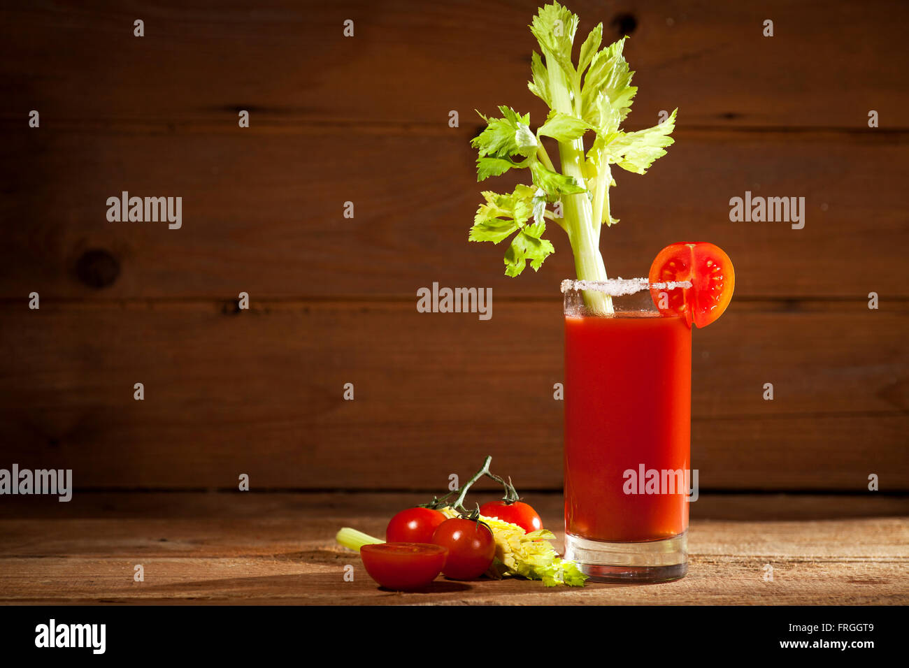 Bloody Mary cocktail auf einem hölzernen Hintergrund Stockfoto
