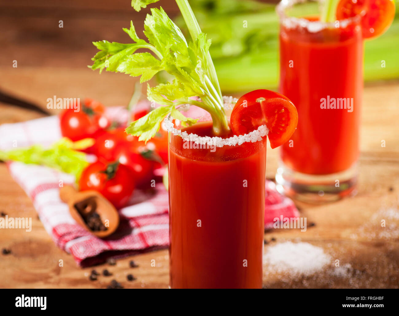 Bloody Mary cocktail auf einem hölzernen Hintergrund Stockfoto