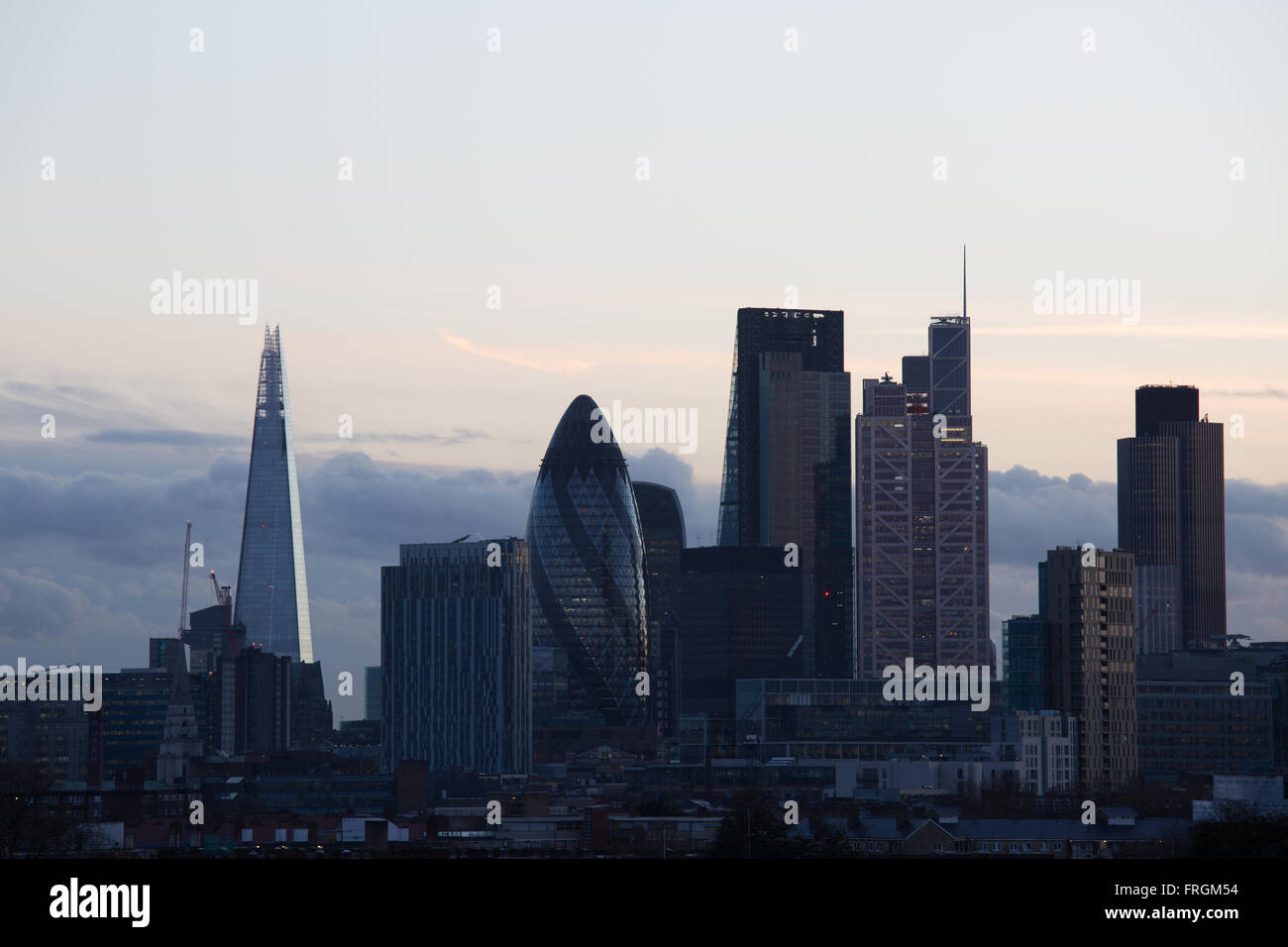 Blick auf die City of London, gesehen von Hackney, East London. Sonnenuntergang - die blaue Stunde. Stockfoto