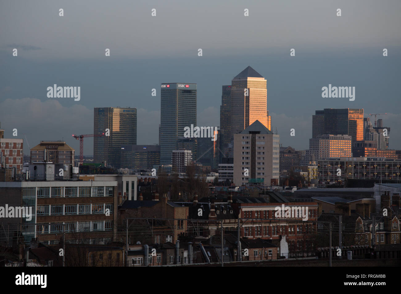 Canary Wharf Finanzviertel von Hackney in der Dämmerung, inkl. Kanada Platz 1 und HSBC Tower gesehen. Stockfoto