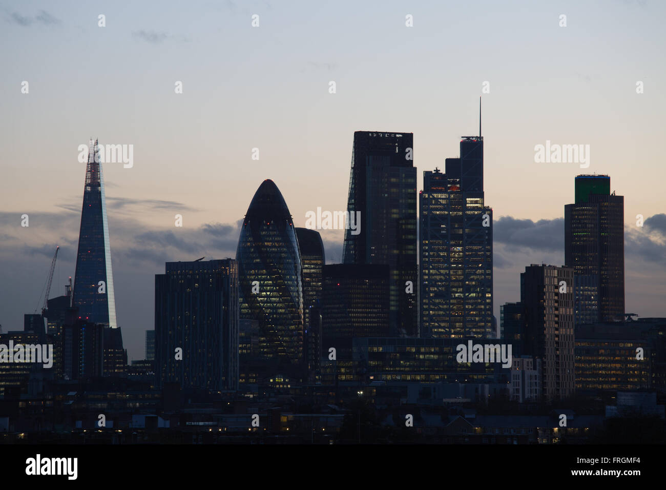 Blick von der City of London, darunter die Scherbe und Gherkin, gesehen von Hackney, East London. Sonnenuntergang. Stockfoto