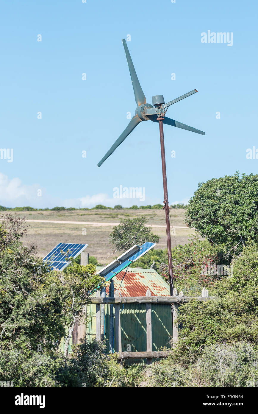 Wind- und Solarstrom-Erzeugung für Wasserpumpe, die Weihnachtslieder Rest Wasserloch mit Wasser in den Addo Elephant National Park zu liefern Stockfoto