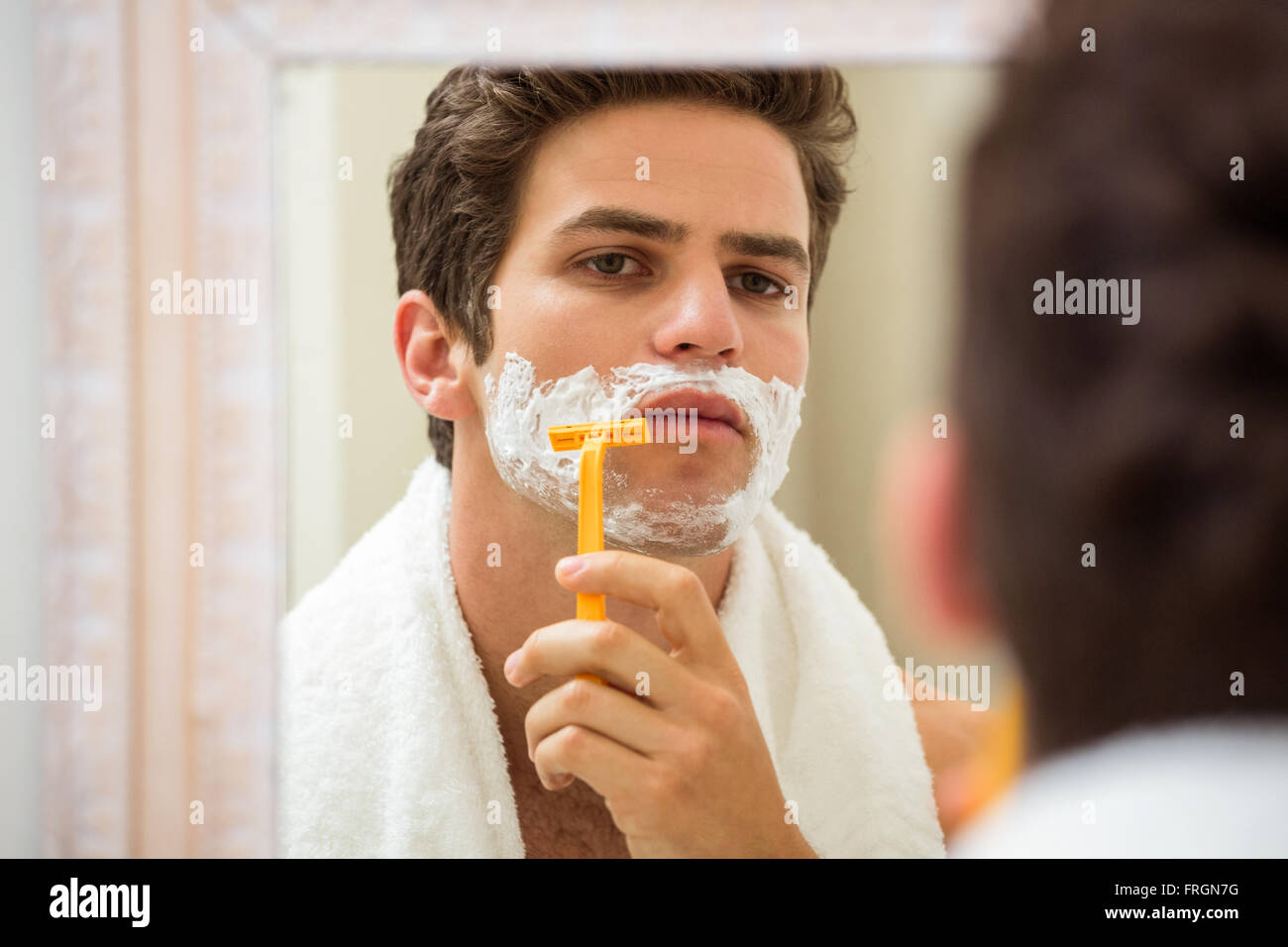 Reflexion des jungen Mannes rasieren Stockfoto