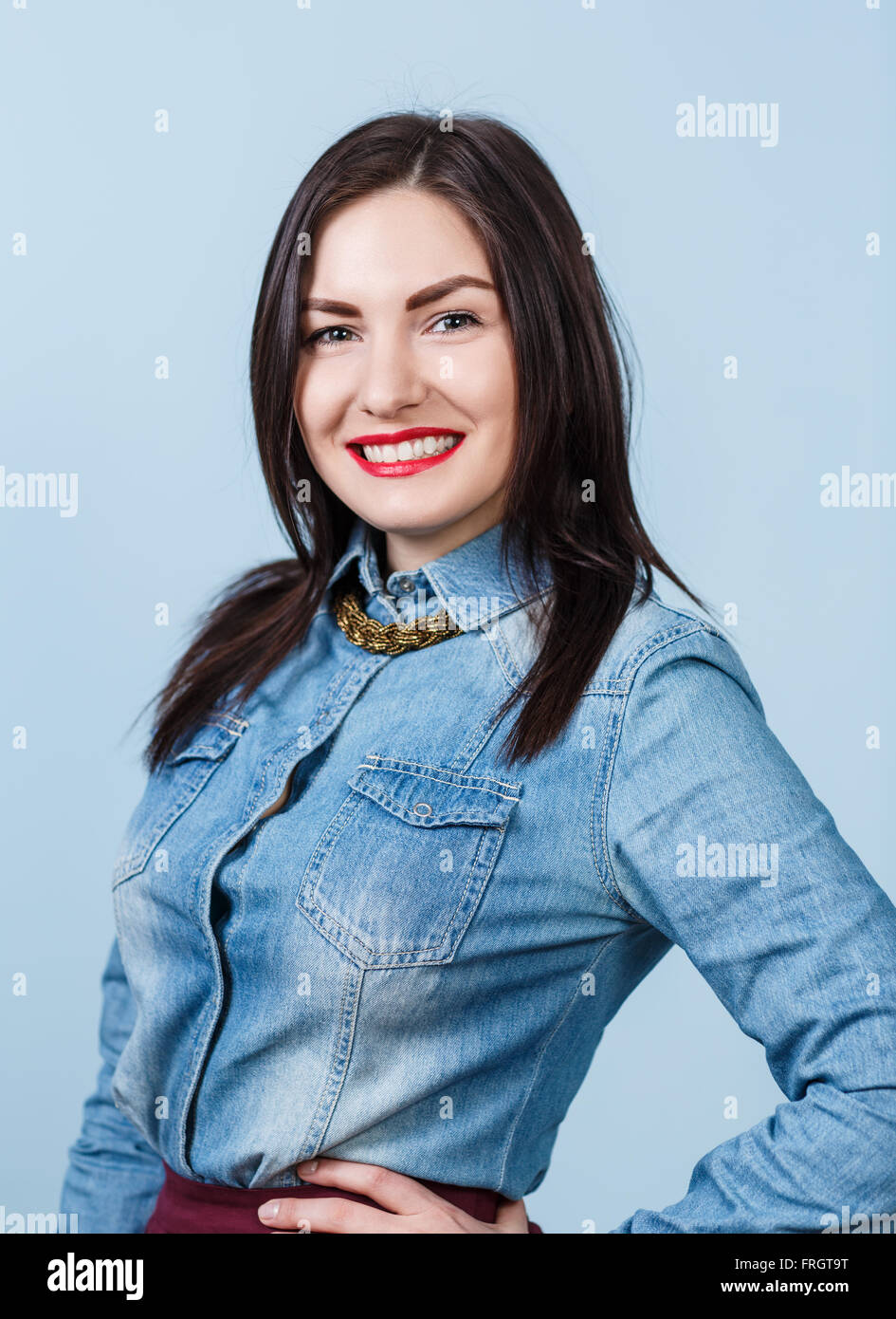 Junge schöne Frau mit breiten Lächeln Stockfoto