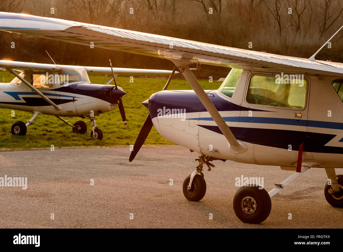 paar kleine einmotorige Flugzeuge am Flugplatz Stockfoto