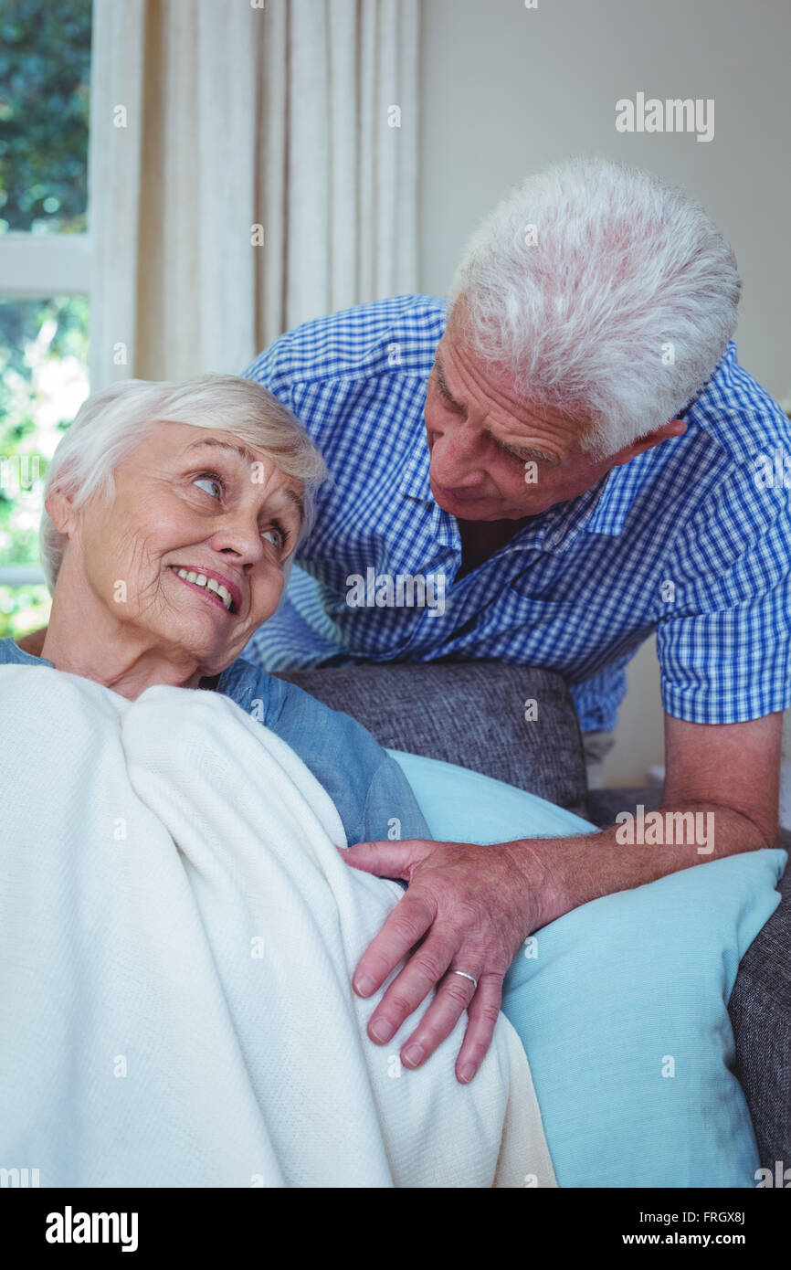 Ältere Mann im Gespräch mit kranken Frau Stockfoto