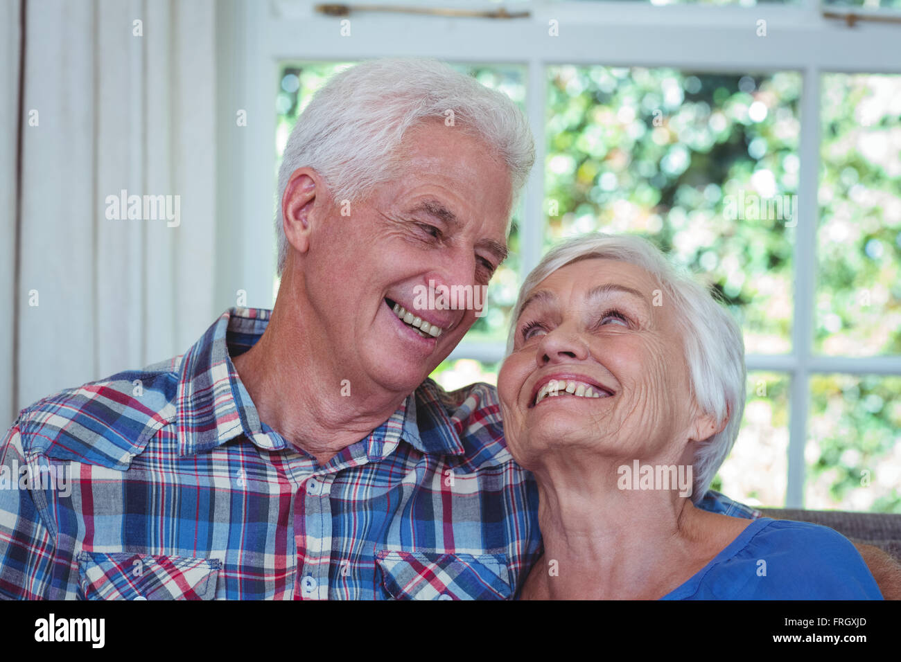 Älteres paar sahen einander zu lieben Stockfoto