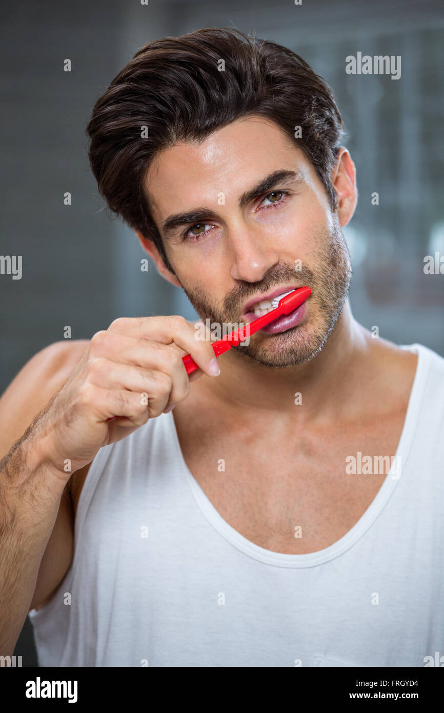 Junger Mann, die Zähne zu putzen Stockfoto