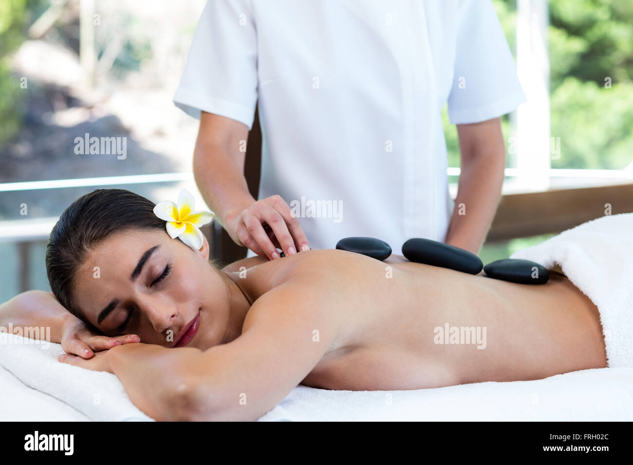 Schöne Frau empfangen-Stone-massage Stockfoto