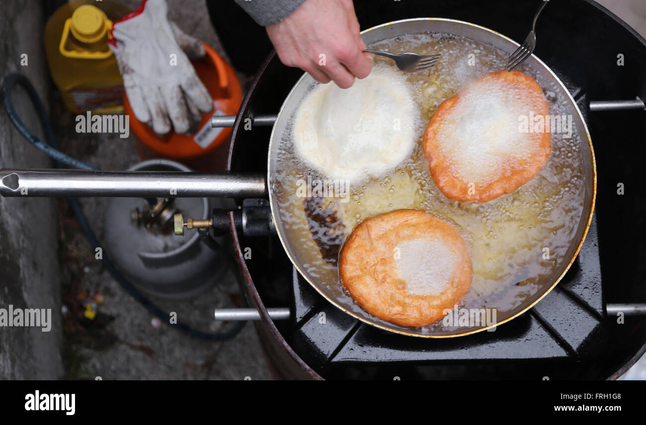 leckere Frittes gekocht in heißem Öl in großen Aluminium-Topf im italienischen restaurant Stockfoto