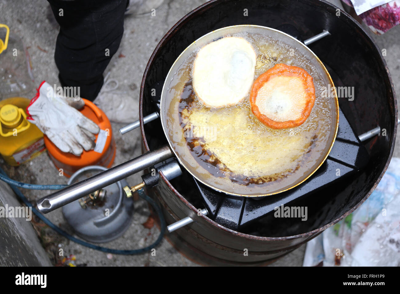 leckere Frittes gekocht in heißem Öl in einer großen Pfanne Aluminium Stockfoto