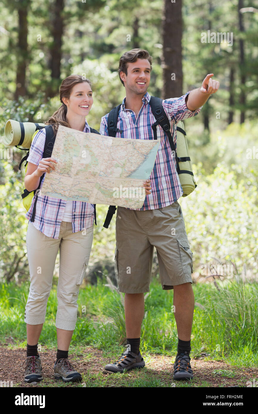 Junges Paar zeigen und Planung beim Wandern mit Karte Stockfoto