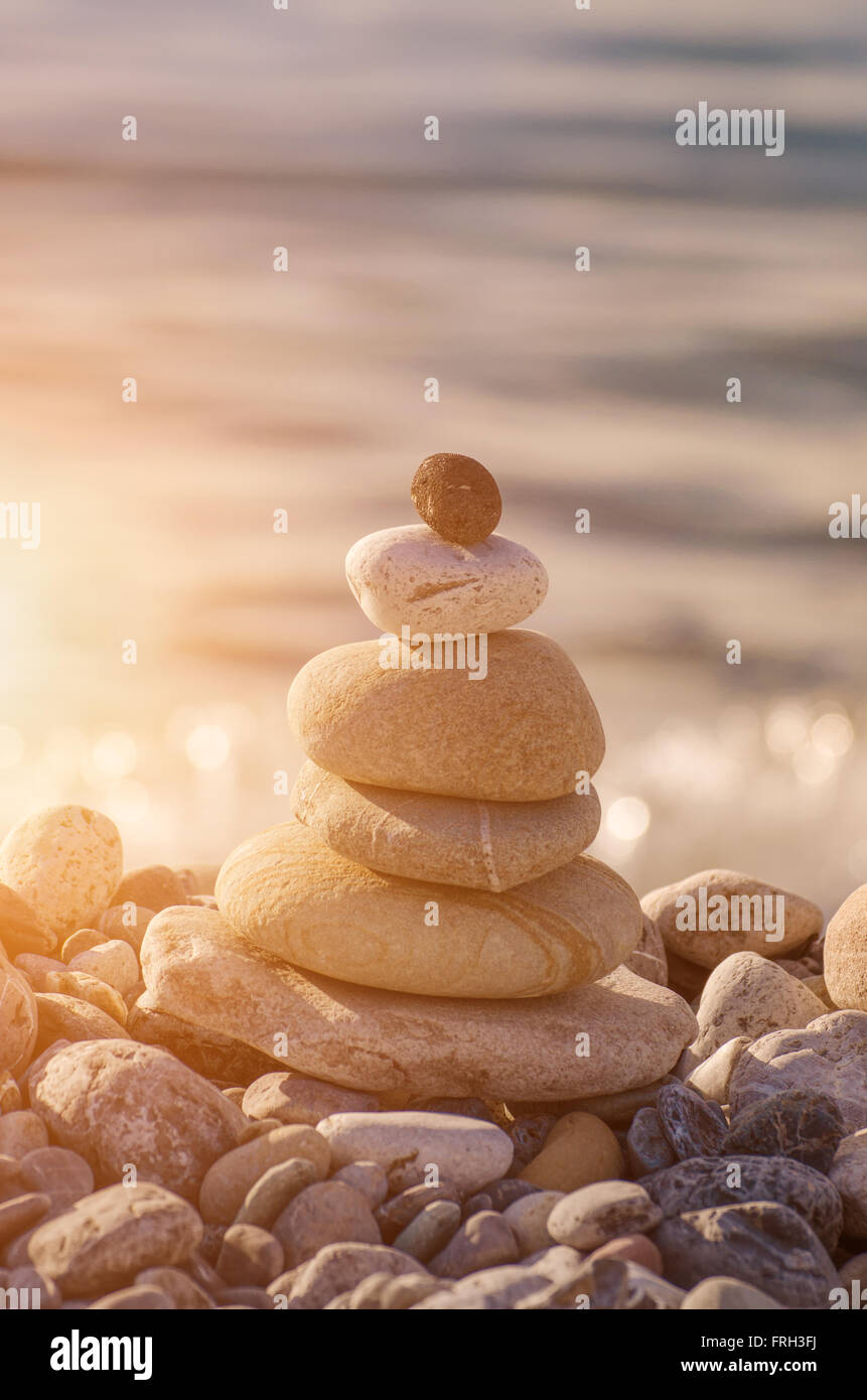 Konzept der Balance und Harmonie. Steinen an der Küste Stockfoto