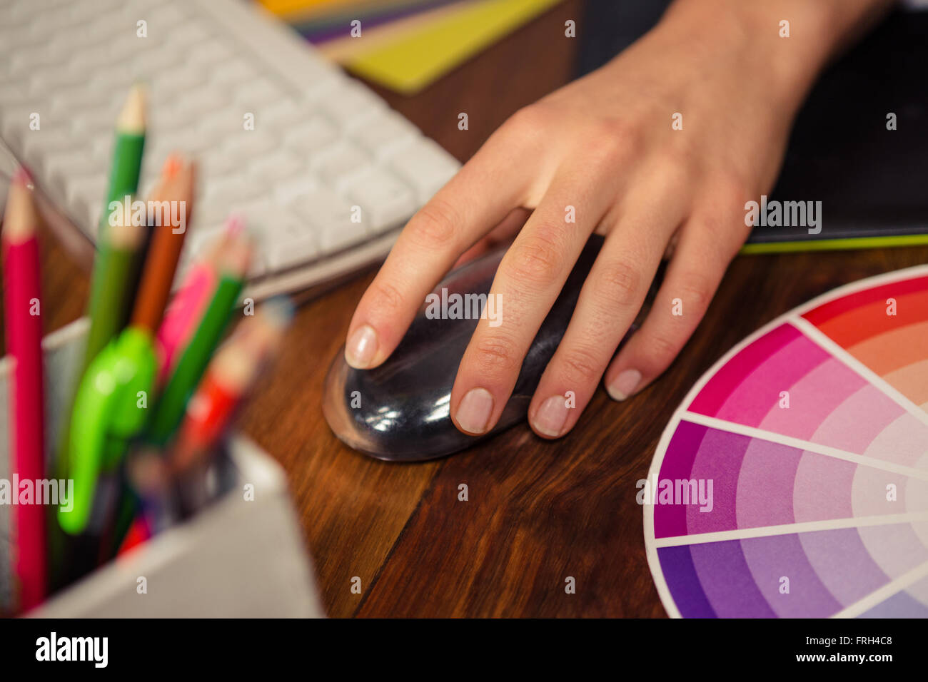 Nahaufnahme von weiblicher Hand mit Computermaus Stockfoto
