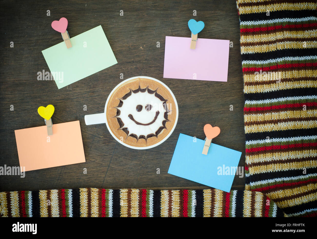 Latte Art Kaffee und Notebook auf hölzernen Hintergrund Stockfoto