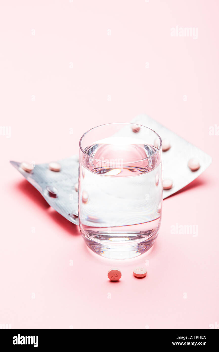Medizin und ein Glas Wasser. Stockfoto