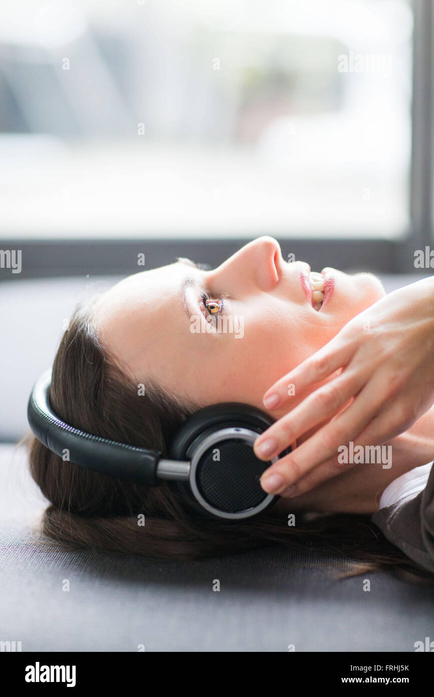 Frau mit Kopfhörern. Stockfoto