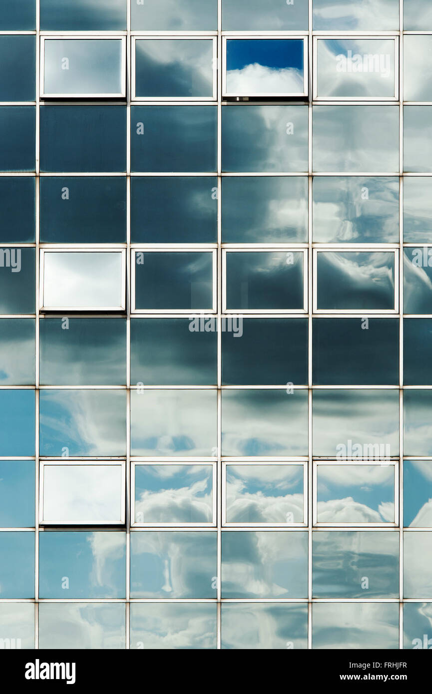 Milton Keynes Bürogebäude Glas Fenster Zusammenfassung. Milton Keynes, Buckinghamshire, England Stockfoto