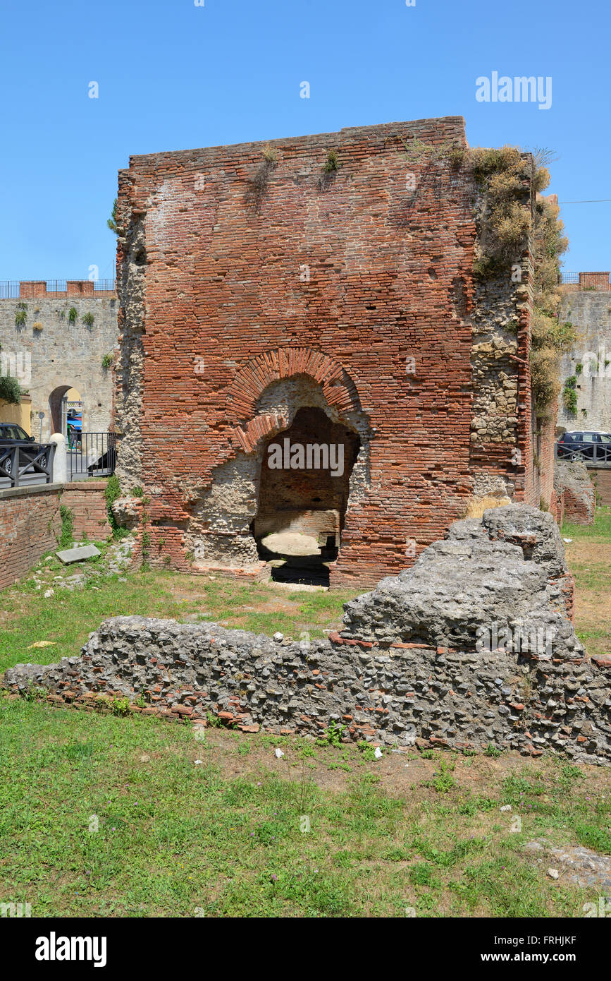 Ruinen der Thermen Roman Terme di Nerone am Largo Parlascio Square, Pisa, Toscana, Toskana, Italien, Europa Stockfoto