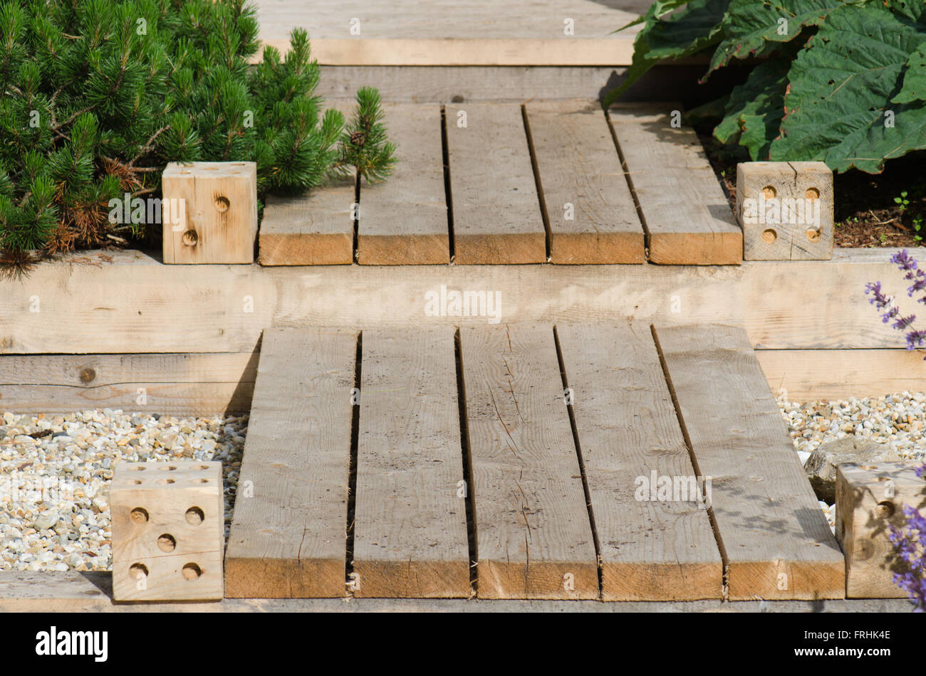 Ein holzsteg im garten Stockfotos und bilder Kaufen Alamy