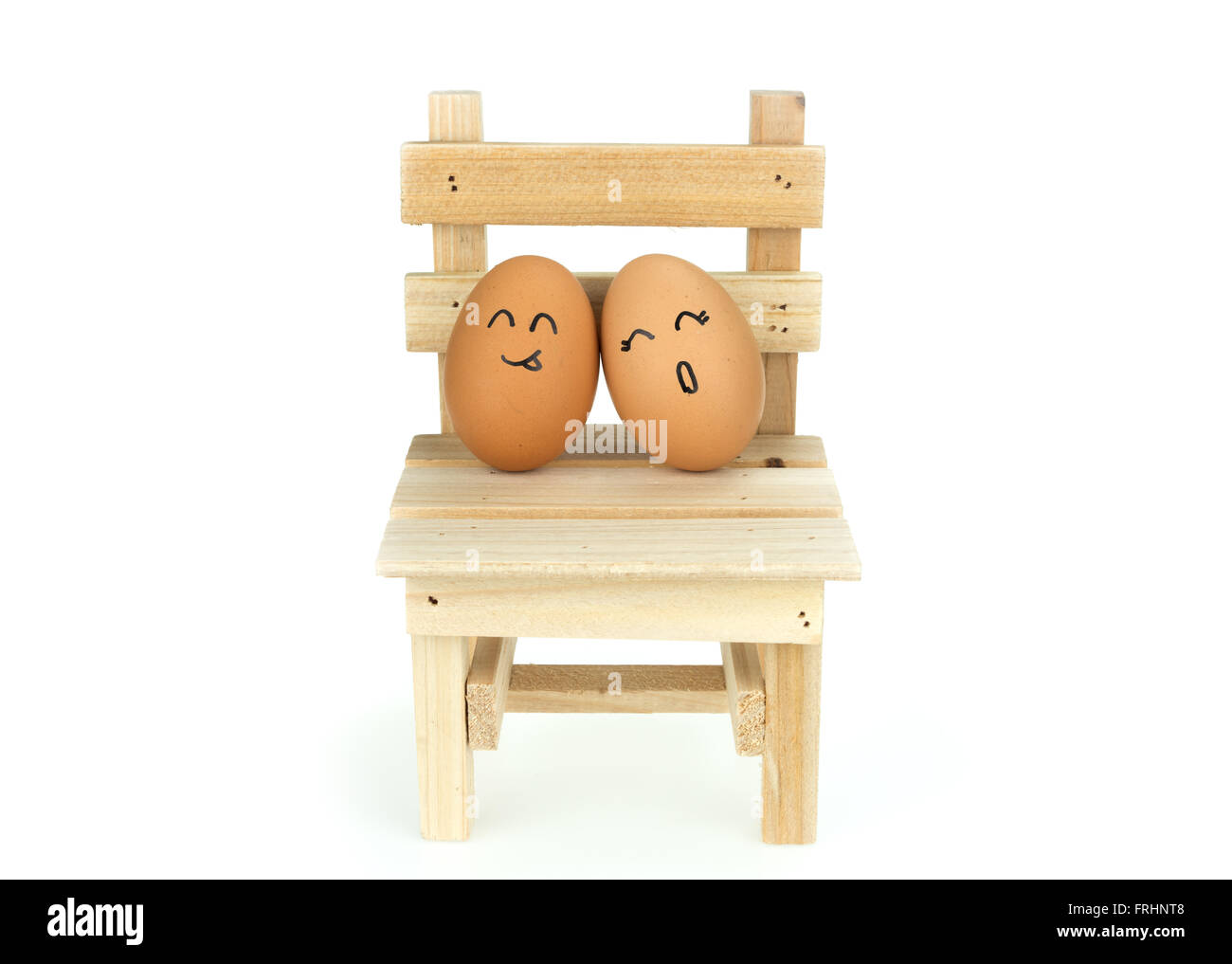Geliebten Eiern paar, Stütze dich auf einander auf Holzstuhl, isoliert auf weißem Hintergrund Stockfoto