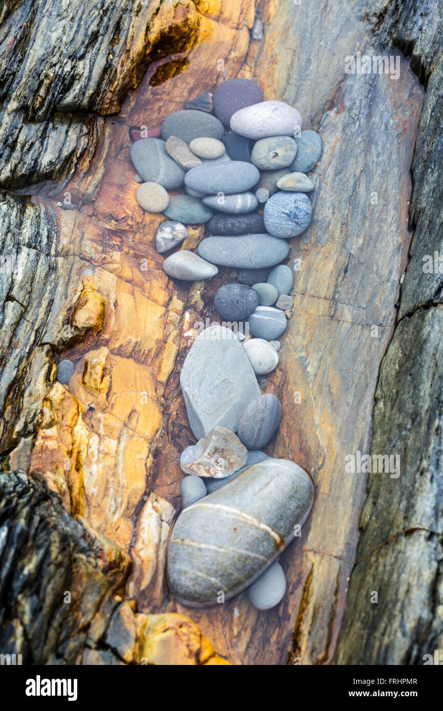 Nahaufnahme von Kieselsteinen an einem Strand in Wales UK Stockfoto