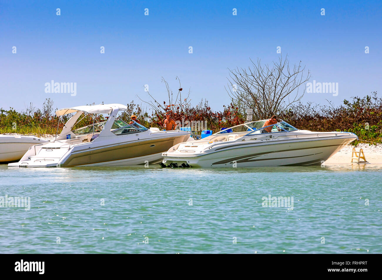 Menschen und ihre Boote Spaß um Keewaydin Island in der Nähe von Naples, Florida Stockfoto