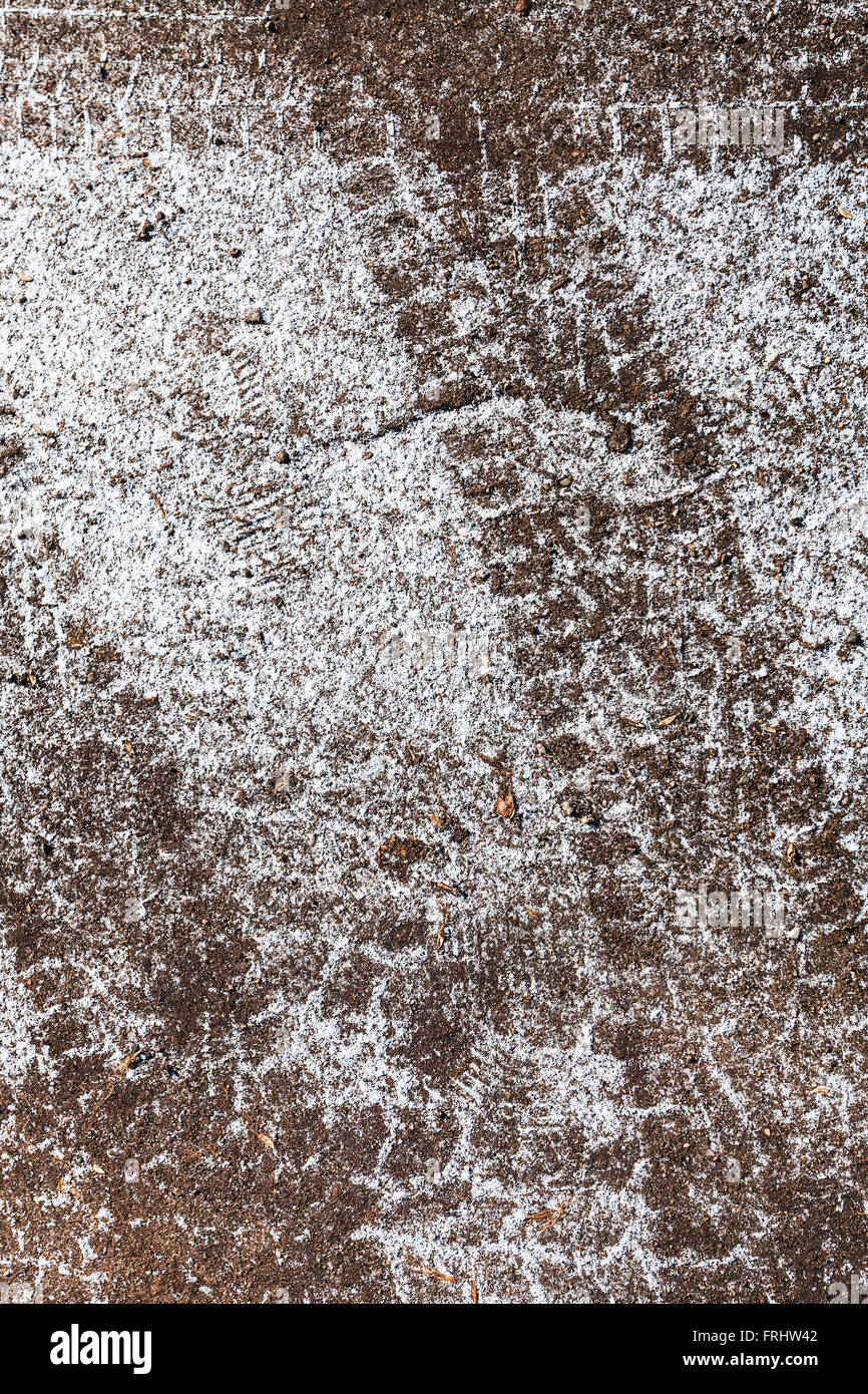 Reifen-Spur auf schneebedeckte Straße im Frühjahr Stockfoto