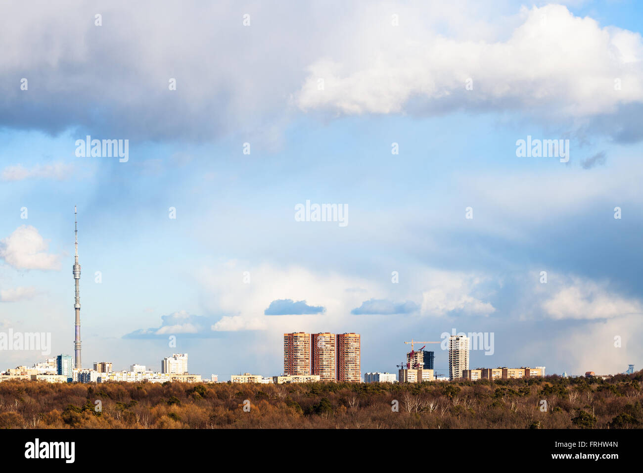 blauen Wolkenhimmel über Stadt und Wald im sonnigen Frühlingstag Stockfoto