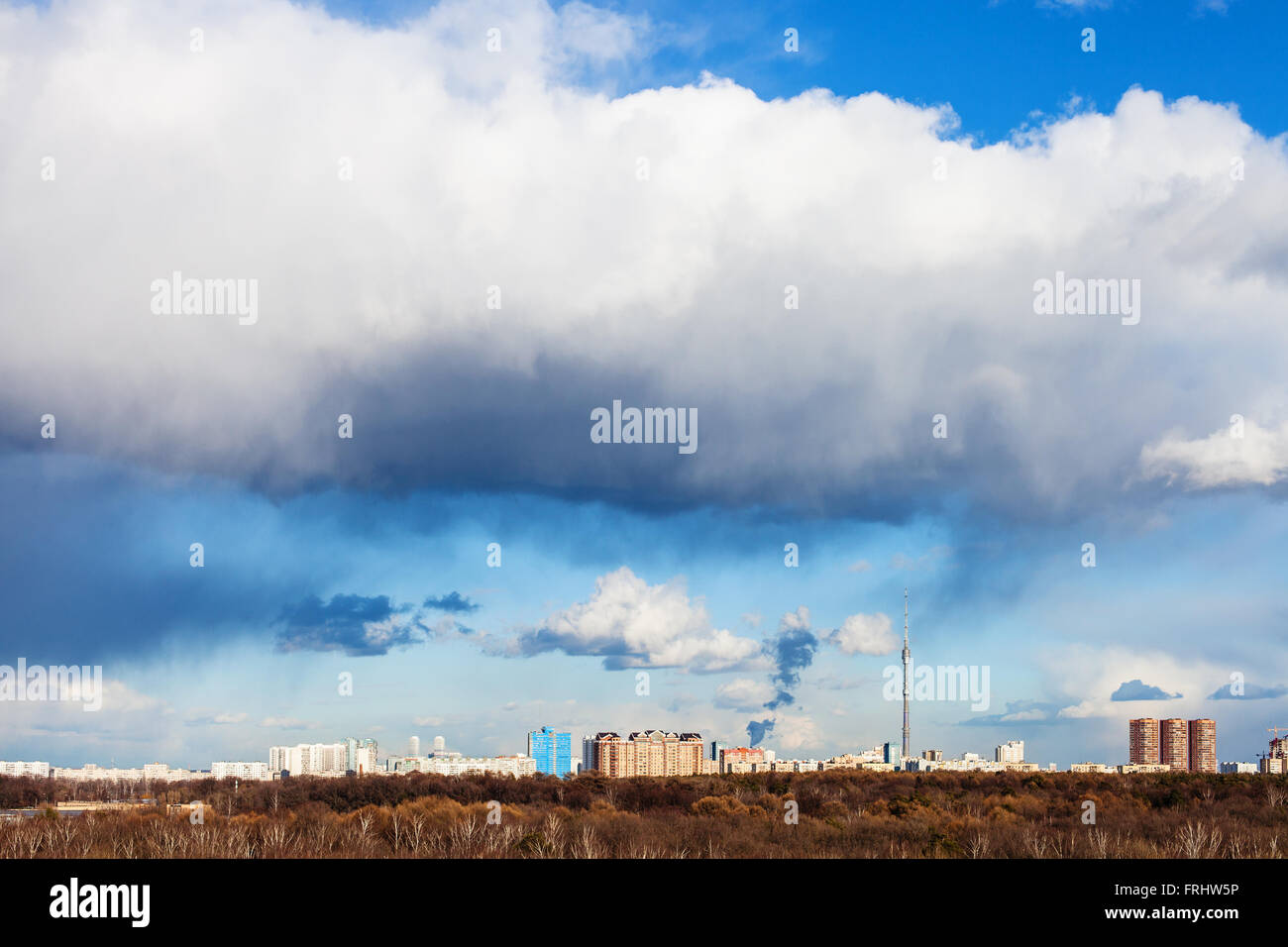 große weiße Wolke in blauer Himmel über der Stadt im sonnigen Frühlingstag Stockfoto