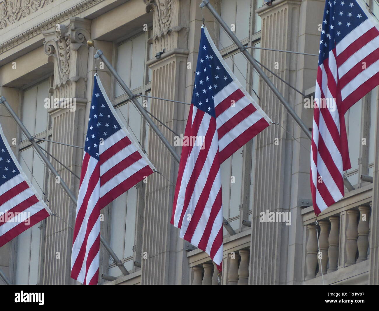 US-Flaggen auf Gucci Gebäude Stockfoto