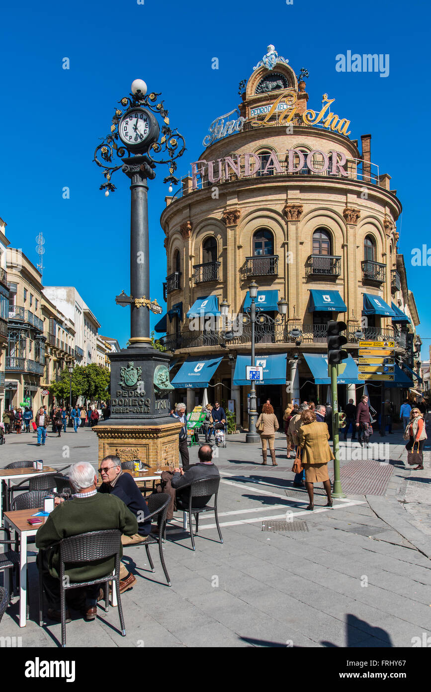 Stadtzentrum ist quadratisch mit Gallo Azul Gebäude und Pedro Domecq Uhr, Jerez De La Frontera, Andalusien, Spanien Stockfoto