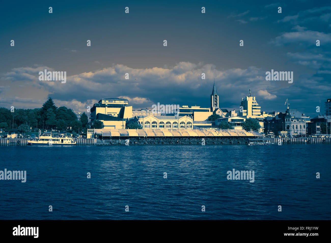 VALDIVIA, CHILE - 3. Februar 2016: Blick auf den Fluss mit der Feria Fluvial (Fisch, Obst und Gemüsemarkt) Stockfoto