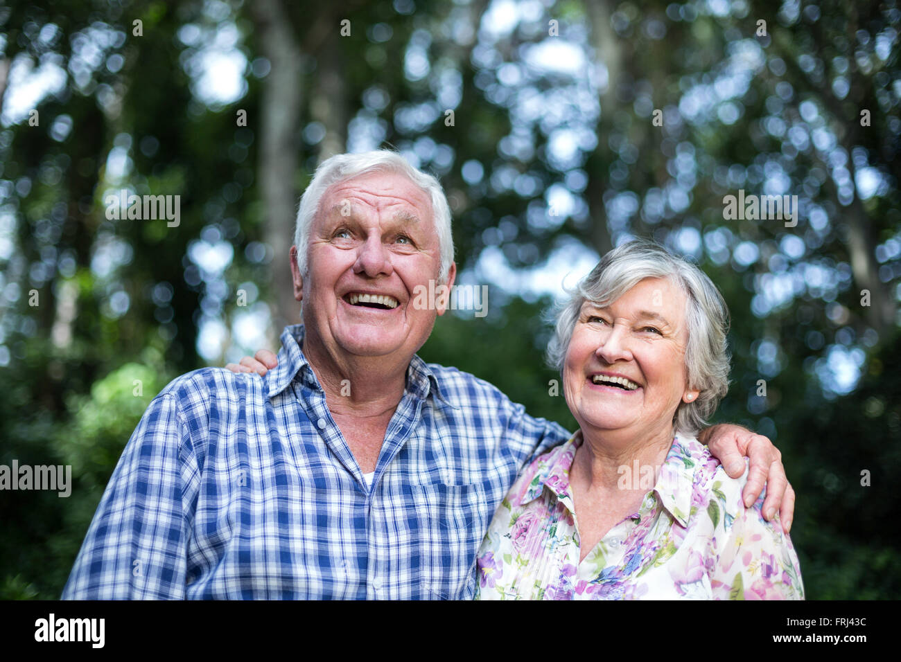 Gerne älterer Mann und Frau suchen Stockfoto