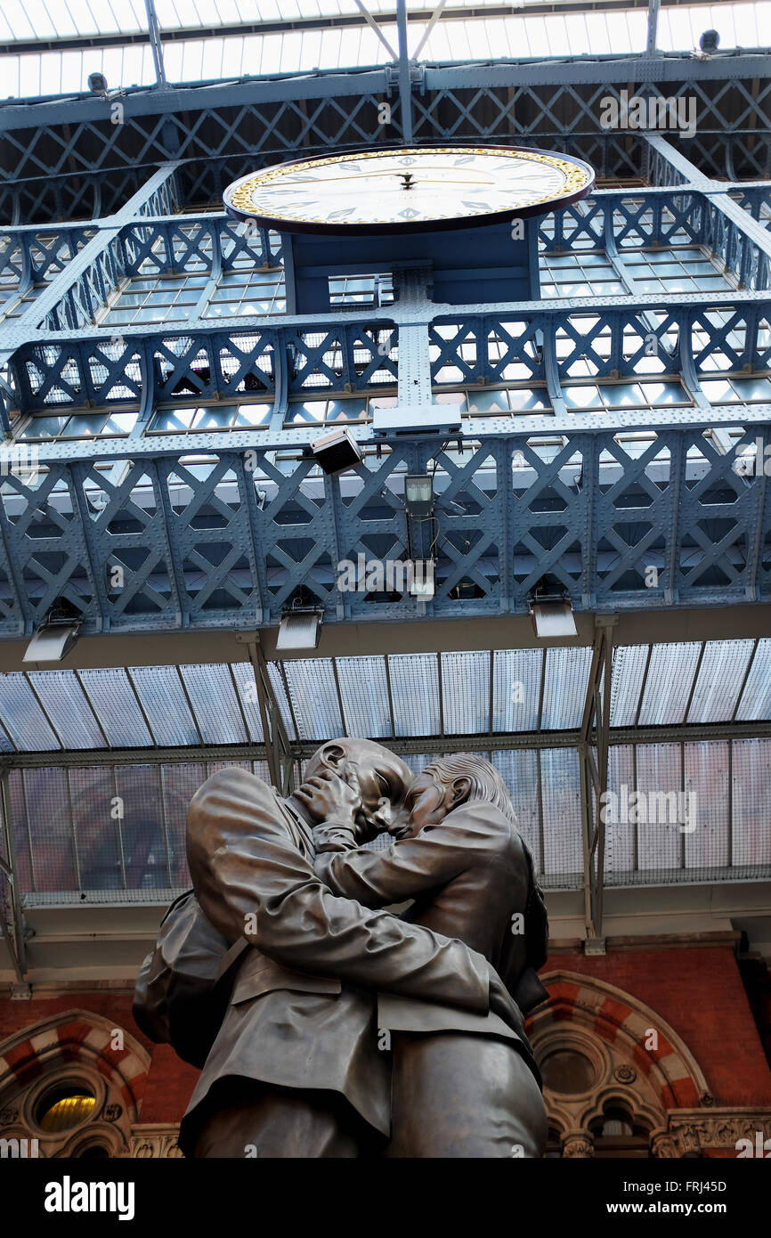 Die Liebhaber-Statue unter die Dent-Uhr am Bahnhof St Pancras International in London UK Stockfoto