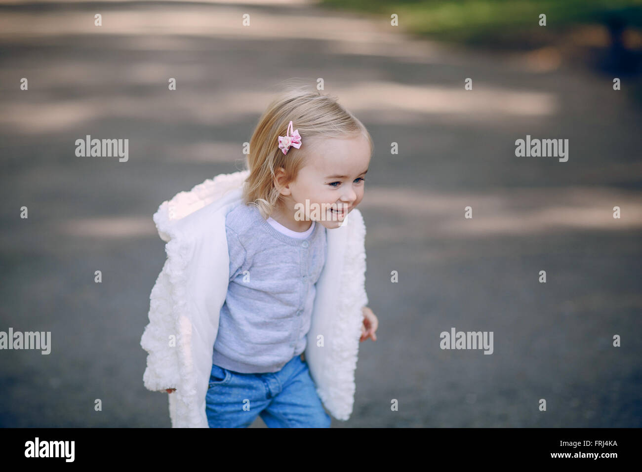 junge Familie im Park spazieren Stockfoto