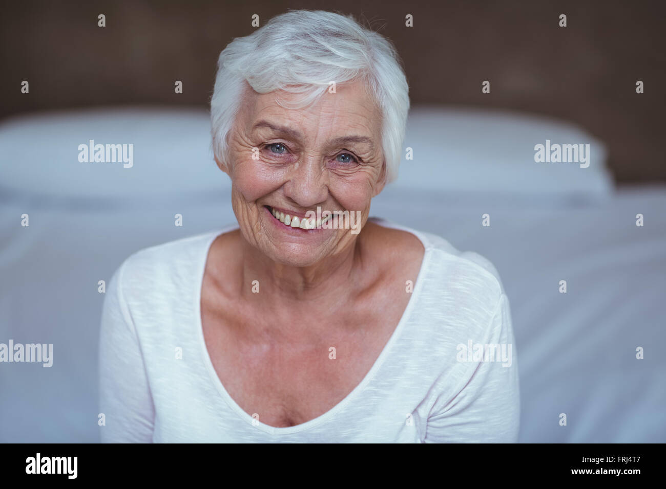 Porträt von senior Frau auf Bett Stockfoto