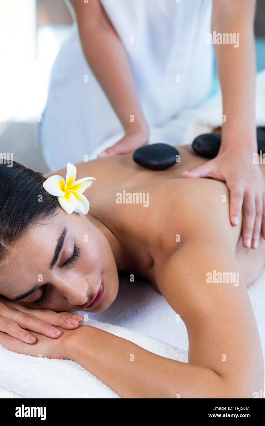 Schöne Frau empfangen-Stone-massage Stockfoto
