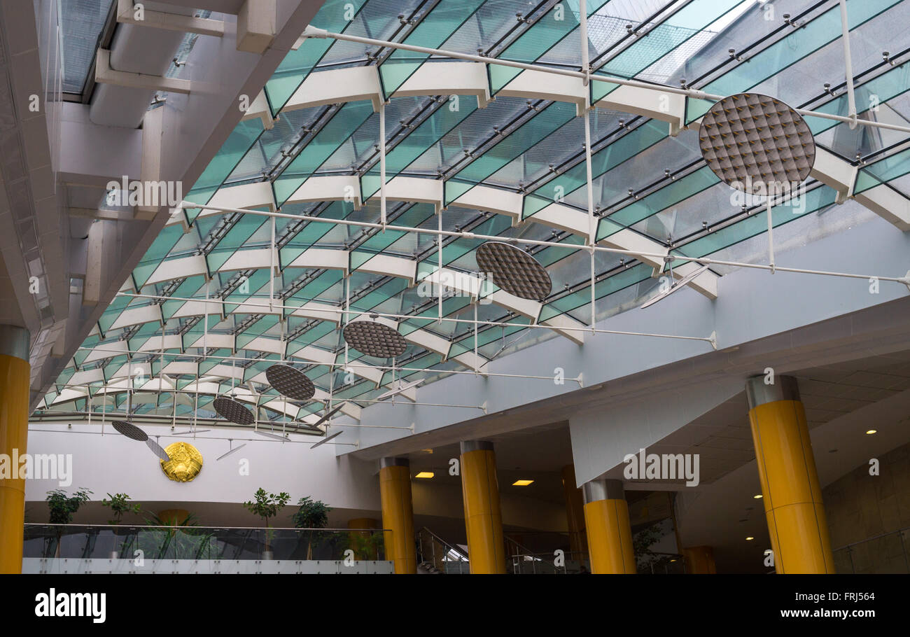 Minsk, Belarus - 9. März 2016: Nationalbibliothek von Belarus moderner Innenarchitektur Ansicht. Es ist das Haus der dritten Welt Stockfoto