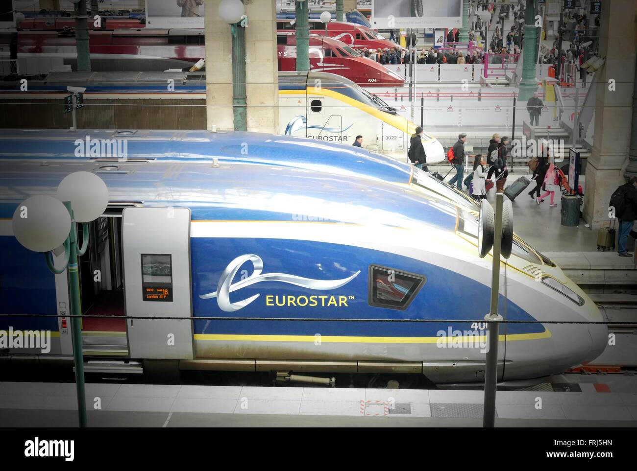 Ein neues 2016 Eurostar Zug wartet am Bahnhof Gare du Nord in Paris mit einem alten Stil Eurostar-Zug im Hintergrund. Stockfoto