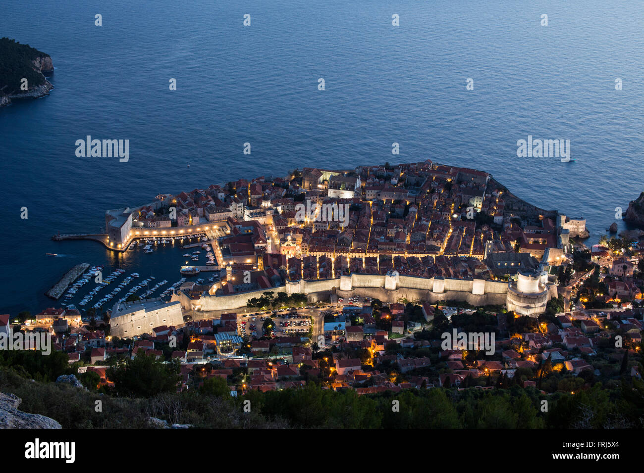 Dubrovnik Altstadt in der blauen Stunde nach Sonnenuntergang aus Mt Srd angesehen Stockfoto