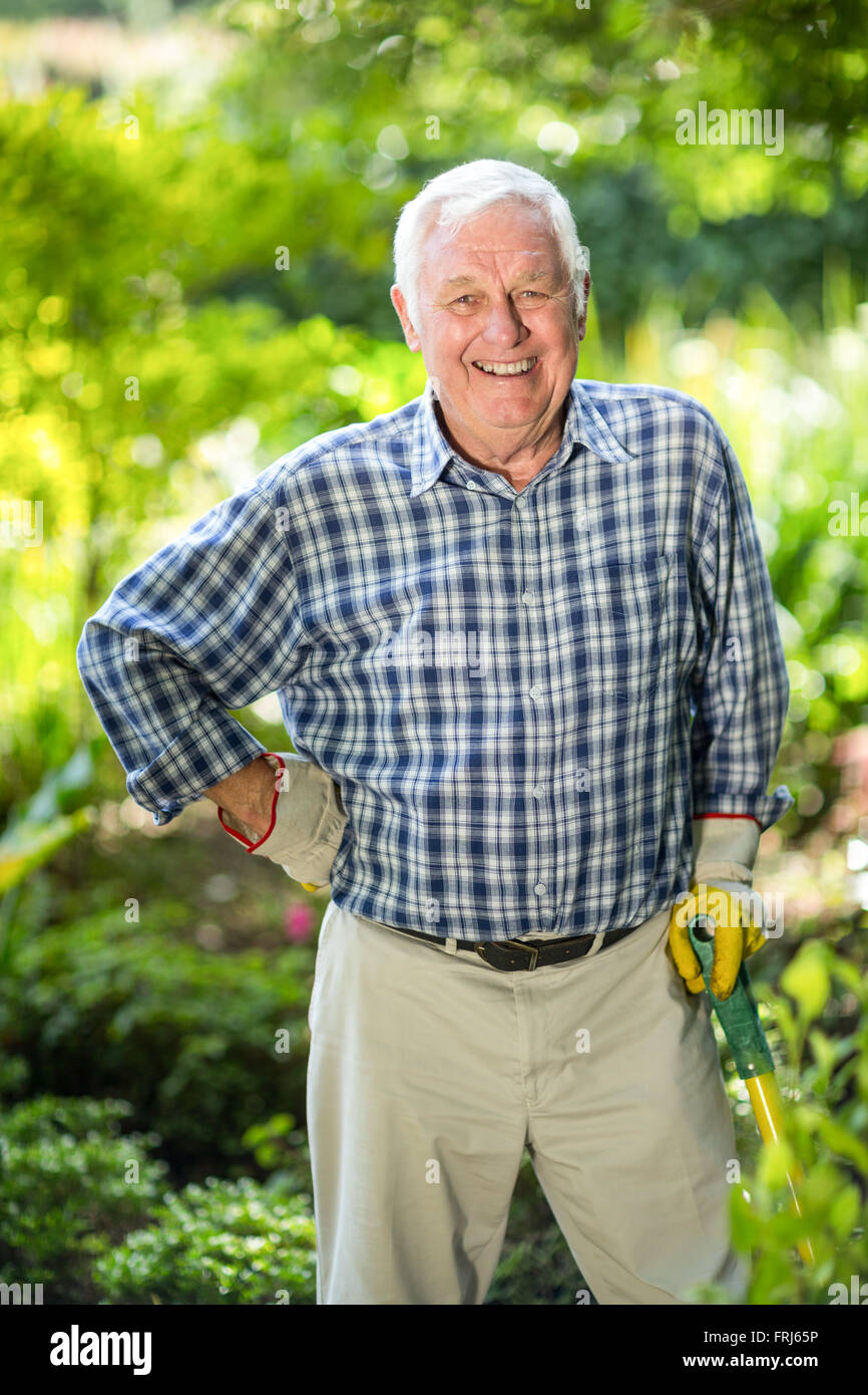 Porträt des älteren Menschen mit Geräten im Garten Stockfoto