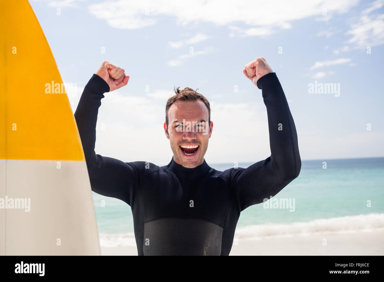 Glückliche Menschen mit Surfbrett stehend auf den Strand Stockfoto