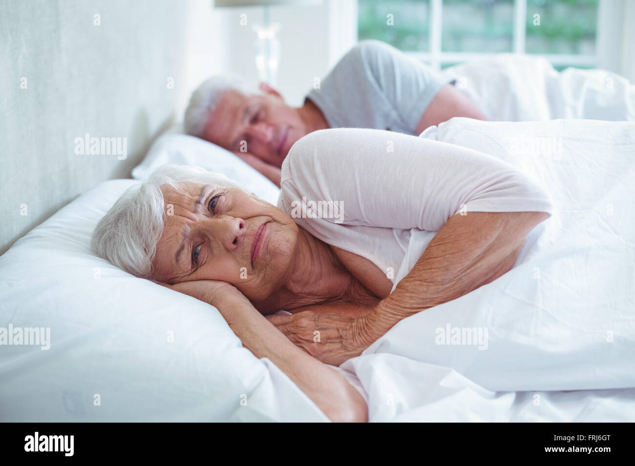 Ehepaar im Ruhestand am Bett zu entspannen Stockfoto