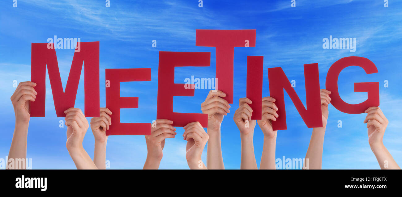 Viele Menschen Hände halten rote Wort treffen blauen Himmel Stockfoto