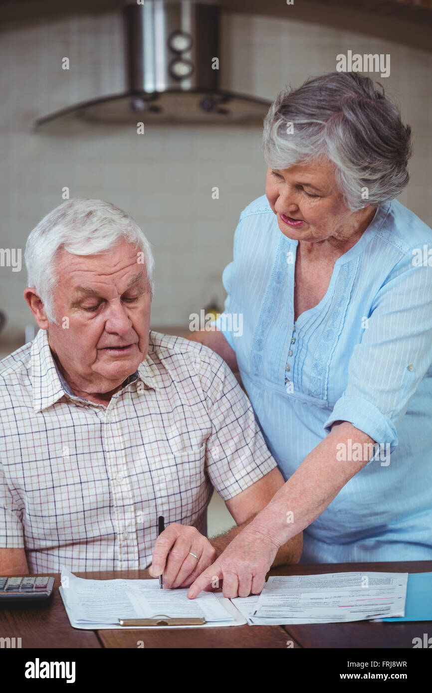 Älteres paar Berechnung Rechnungen Stockfoto